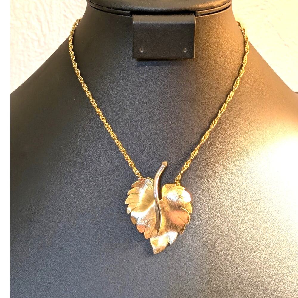 VTG Brushed Gold Tone Leaf W/ Silver Tone Polished Stem Singapore Chain Necklace